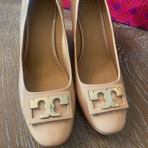 TORY BURCH PATENT LEATHER WEDGES, SIZE 6.5, NWOB